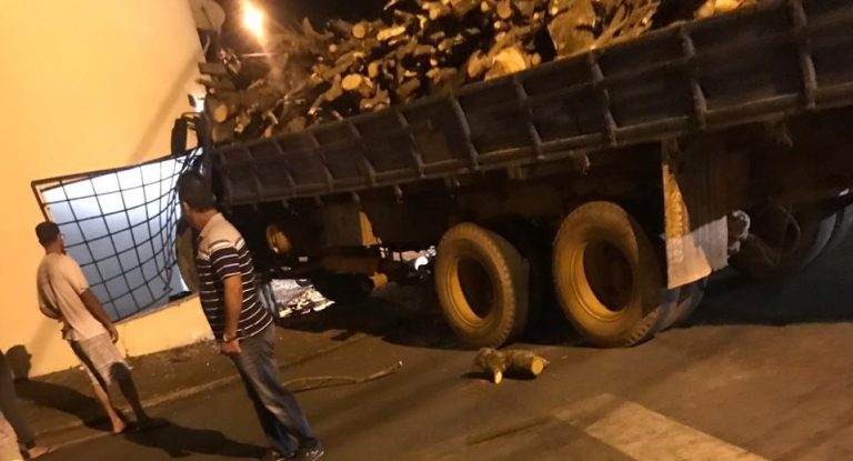 CATALÃO: CAMINHÃO CARREGADO COM LENHA DESCE DESGOVERNADO EM RUA DO MONSENHOR SOUSA E ATINGE PRÉDIO COMERCIAL