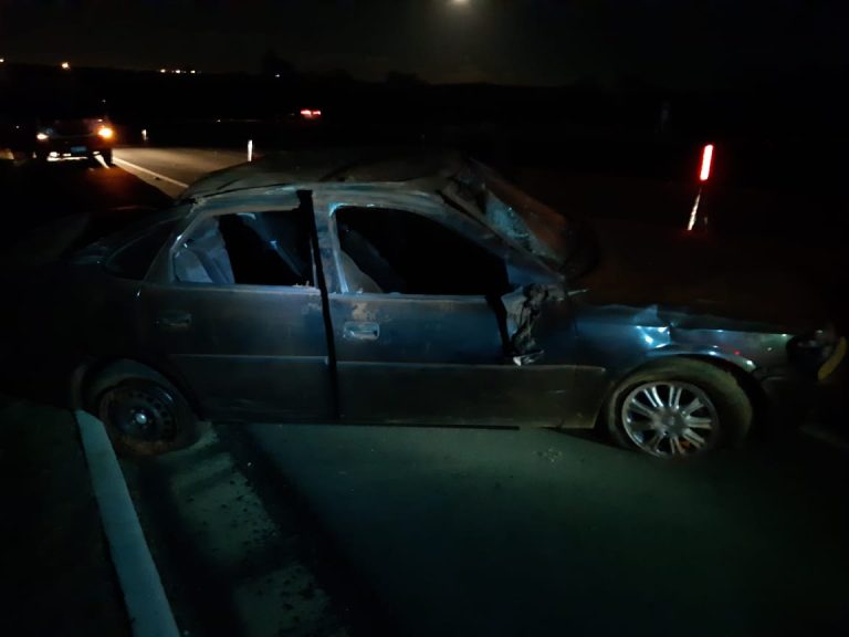 CATALÃO: MOTORISTA EMBRIAGADO E SEM CNH CAPOTA VEÍCULO NA BR 050 E DEIXA MULHER FERIDA