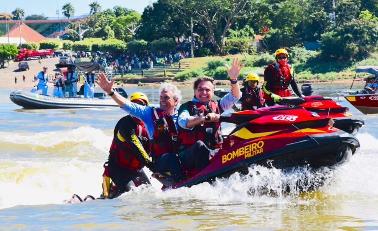 VEJA O VÍDEO DO ROLEZINHO DE BOLSONARO COM O GOVERNADOR NA GARUPA DE UM JET SKI DO CORPO DE BOMBEIROS; REGISTRO FOI FEITO NO RIO ARAGUAIA, EM ARAGARÇAS DURANTE EVENTO