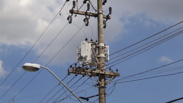 ZONA RURAL DE DAVINÓPOLIS FICA SEM ENERGIA ELÉTRICA EM DOIS PERÍODOS DO DIA; ENEL ESTÁ FAZENDO MANUNTENÇÃO NAS LINHAS COMO PODA DE ÁRVORES E SUBSTITUIÇÃO DE EQUIPAMENTOS