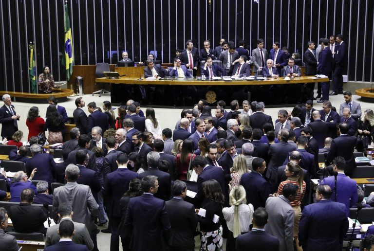 353 DEPUTADOS VOTARAM POR ENCERRAMENTO DA DISCUSSÃO E REFORMA DA PREVIDÊNCIA DEVERÁ SER APROVADA NAS PRÓXIMAS HORAS