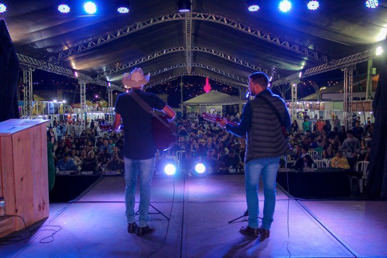 CERCA DE TRÊS MIL PESSOAS PARTICIPARAM DO PRIMEIRO DIA DA EXPO CATALÃO; EXPO CANTA É A PRIMEIRA ATRAÇÃO DA FEIRA AGROPECUÁRIA