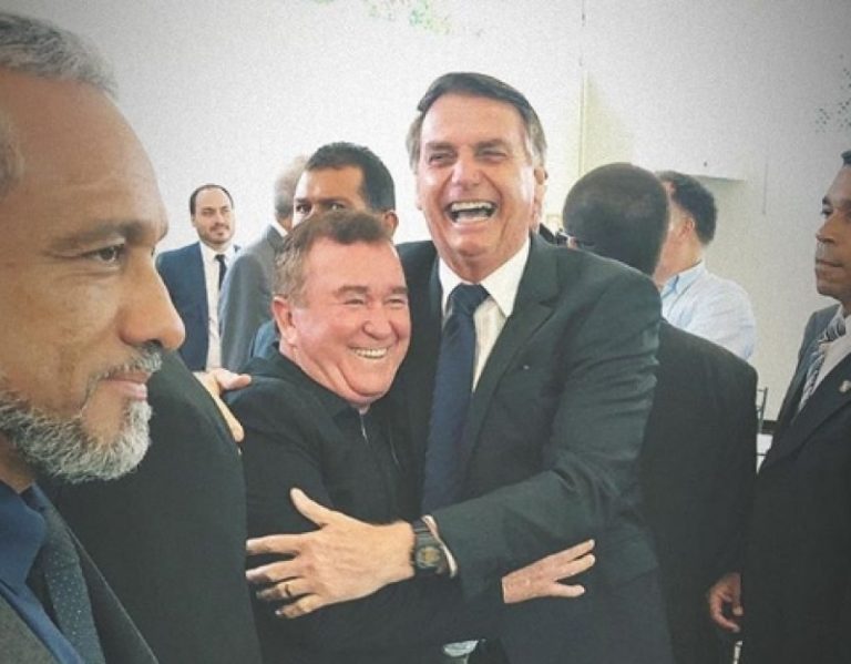 EM GOIÂNIA PARA PARTICIPAR DE FORMATURA DE SOBRINHO NA PM, BOLSONARO ALMOÇARÁ NA CASA DO CANTOR AMADO BATISTA, O QUAL DIZ SER FÃ