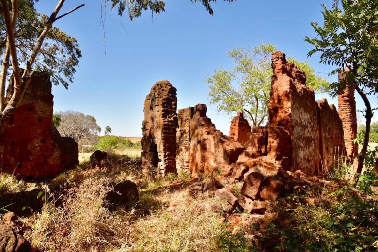 GOVERNADOR CAIADO VISITA RUÍNAS DO ARRAIAL DE OURO FINO E SE COMPROMETE EM RESGATAR LOCAL HISTÓRICO