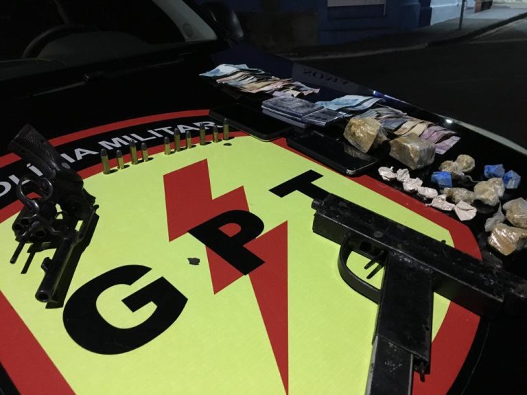 GPT APREENDE METRALHADORA TIPO CASEIRA, DROGAS E OUTROS TIPOS ARMAS EM RESIDÊNCIA NO CASTELO BRANCO; DOIS HOMENS FORAM PRESOS