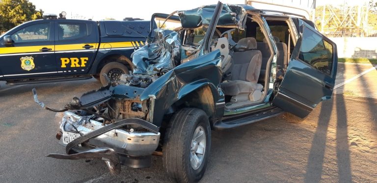 IDOSO DE 60 ANOS DE IDADE MORRE APÓS COLIDIR COM SEU VEÍCULO NA TRASEIRA DE UM CAMINHÃO; ACIDENTE FOI NA NOITE DA ÚLTIMA SEGUNDA-FEIRA (08) NA BR-050