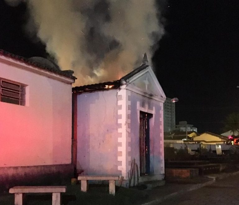 INCÊNDIO NO CEMITÉRIO MUNICIPAL DE CATALÃO; CHAMAS DESTRUIU DEPOSITO COM MADEIRAS E FERRAMENTAS