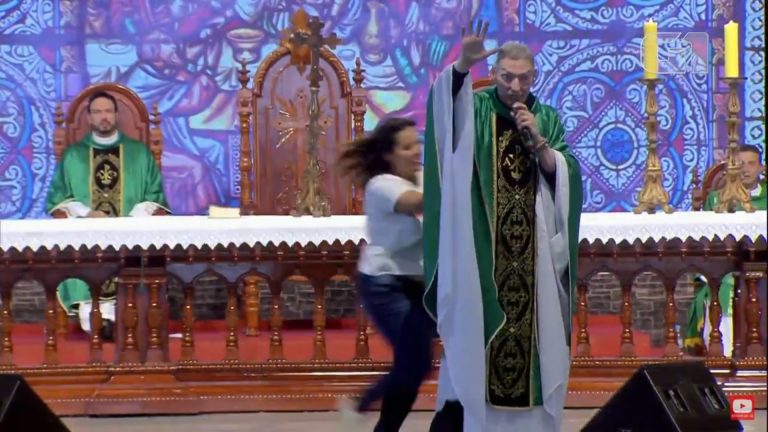 MULHER EMPURRA PADRE MARCELO ROSSI DURANTE CELEBRAÇÃO DE MISSA NO INTERIOR DE SÃO PAULO