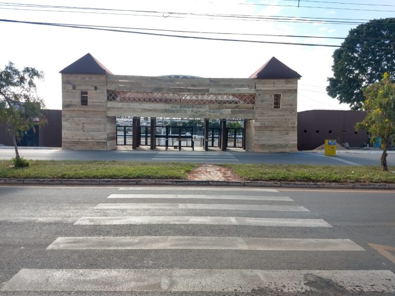 PARQUE DE EXPOSIÇÕES COMEÇA A RECEBER A ESTRUTURA PARA À 41ª EXPO CATALÃO