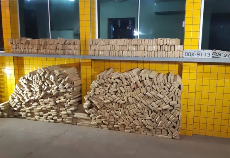PRF INTERCEPTA CAMINHONETE COM QUASE 850 KG DE MACONHA EM JATAÍ