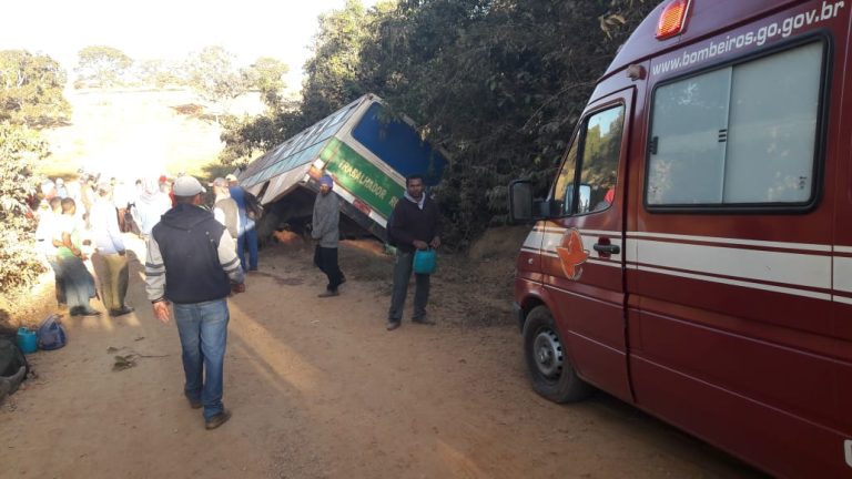 ÔNIBUS COM TRABALHADORES RURAIS TOMBA EM BURITIZINHO, PRÓXIMO A IPAMERI-GO