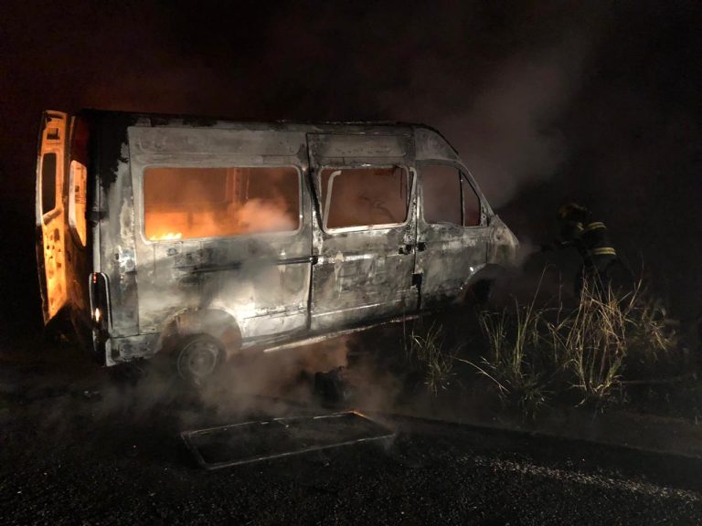 BOMBEIROS DE CATALÃO COMBATEM INCÊNDIO EM VEÍCULO ABANDONADO AS MARGENS DE RODOVIA