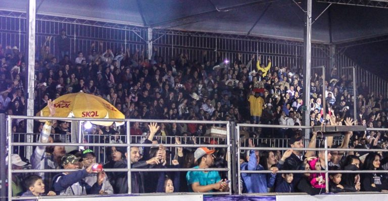 PORTÕES ABERTOS FAZ ARENA LOTAR NO RODEIO DA 41ª EXPO CATALÃO; GRANDE FINAL ACONTECE HOJE