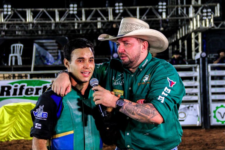 PEÃO DE CATALÃO, FLÁVIO MARQUES, FOI O CAMPEÃO DO RODEIO PROFISSIONAL DA 41ª EXPO CATALÃO; LOGO MAIS A DUPLA JORGE E MATEUS SOBE AO PALCO DA PECUÁRIA