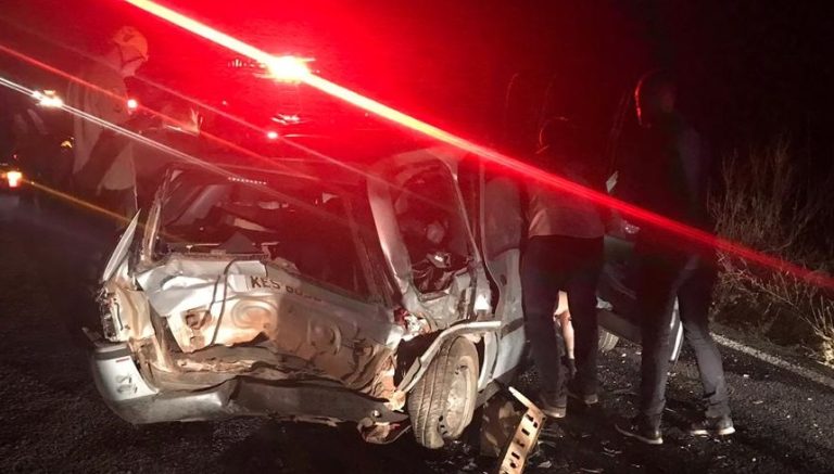 ACIDENTE ENVOLVENDO DOIS CARROS DE PASSEIO E UM CAMINHÃO NA GO 330, ENTRE CATALÃO E OUVIDOR, DEIXOU DUAS MULHERES FERIDAS; UM DOS CONDUTORES ABANDONOU O VEÍCULO E FUGIU