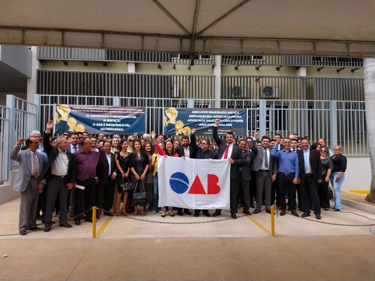 ACÚMULO DE PROCESSOS, FALTA DE JUIZ E POR MAIS CRIAÇÃO DE VARAS NA COMARCA DE CATALÃO; CENTENAS DE ADVOGADOS REALIZARAM PROTESTO EM FRENTE AO FÓRUM DE CATALÃO