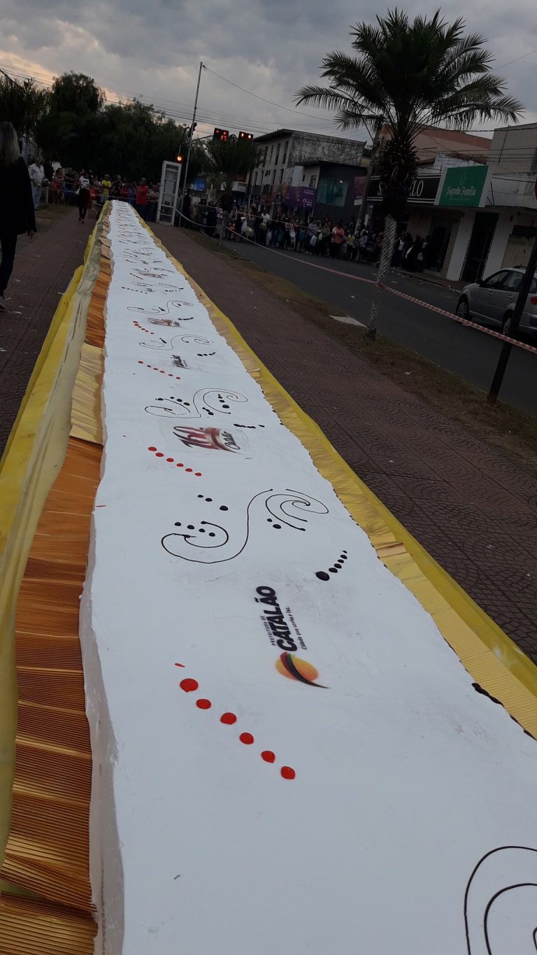 BOLO DE 160 METROS CELEBROU OS 160 ANOS DE CATALÃO; ASSISTA A REPORTAGEM DE GUSTAVO MARINHO DA TV SUCESSO CATALÃO