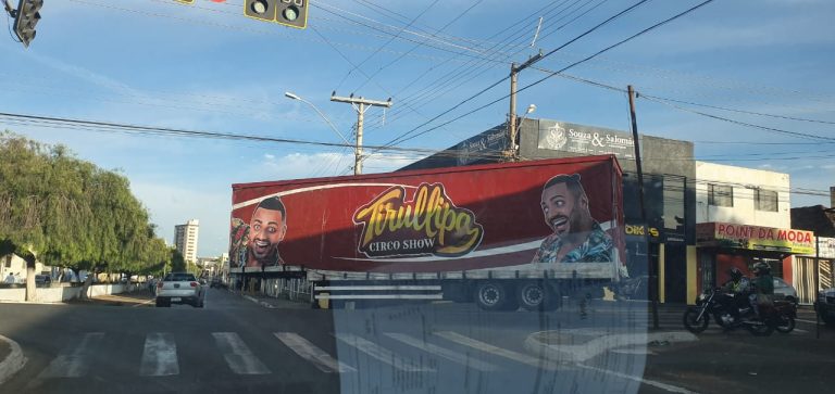 CARRETA DO CIRCO TIRULLIPA TRAVA TRÂNSITO NO CENTRO DE CATALÃO