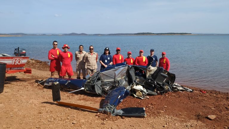 CORPO DE BOMBEIROS RETIRAM DO LAGO DAS BRISAS, EM BURITI ALEGRE, DESTROÇOS DO HELICÓPTERO QUE CAIU NO LAGO; QUEDA PROVOCOU MORTE DE TRÊS PESSOAS