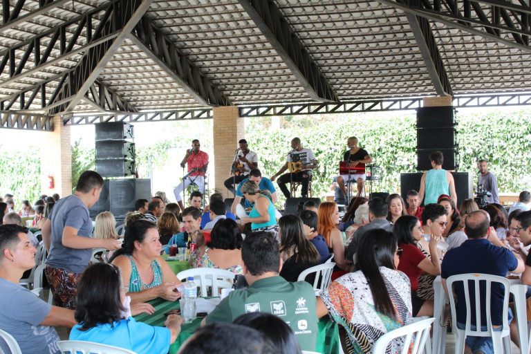 CERCA DE 400 PESSOAS PARTICIPARAM DE ALMOÇO BENEFICENTE DA ASCATE; OBJETIVO É CONSEGUIR RECURSOS PARA A CONSTRUÇÃO DA SEDE PRÓPRIA