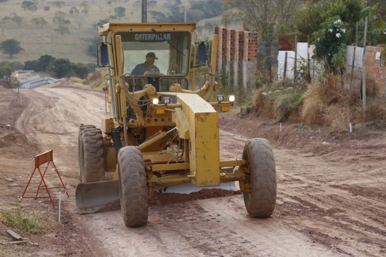 PREFEITO ADIB ELIAS ASSINOU NO INÍCIO DA SEMANA, ORDEM DE SERVIÇO PARA ASFALTAMENTO DE DIVERSAS RUAS DO BAIRRO JARDIM PARAÍSO; MÁQUINAS JÁ TRABALHAM NO LOCAL