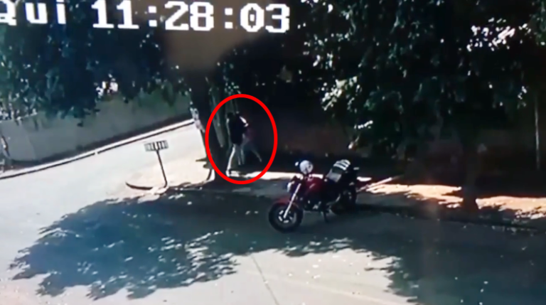 TENTATIVA DE FEMINICÍDIO: CÂMERA DE MONITORAMENTO FLAGRA RAPAZ DE 25 ANOS ESFAQUEANDO ADOLESCENTE