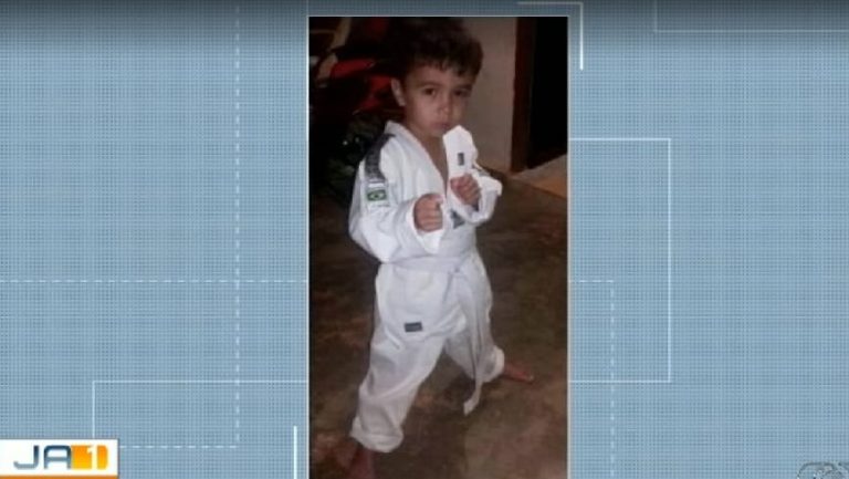 VELÓRIO DE CRIANÇA DE 7 ANOS, MORTA COM TIRO ACIDENTAL EFETUADO POR IRMÃO DE 17 ANOS ACONTECE EM IPAMERI; PAI FOI COLOCADO EM LIBERDADE PROVISÓRIA