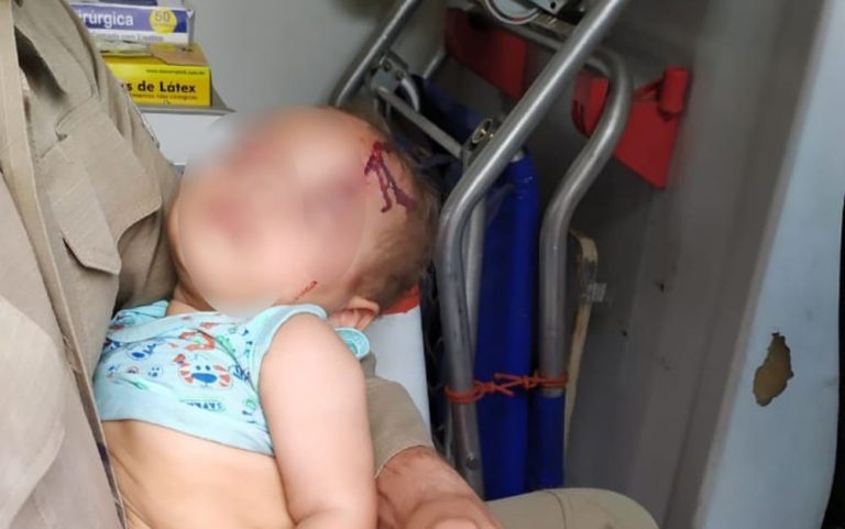 BEBÊ DE 7 MESES É JOGADO NO CHÃO EM CIMA DE CACOS DE VIDROS PELA PRÓPRIA MÃE, EM GOIÂNIA; CRIANÇA FOI LEVADA PARA ABRIGO