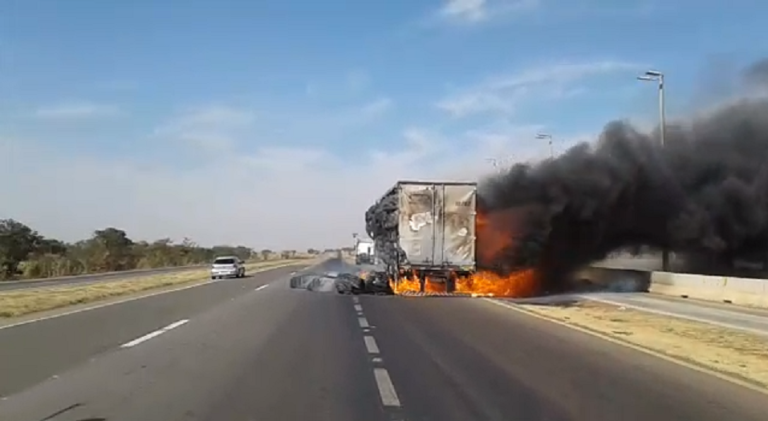 CARRETA DE ALGODÃO PEGA FOGO E DEIXA BR 050 PARCIALMENTE INTERDITADA; FOGO ATINGIU PASTAGEM NAS MARGENS DA RODOVIA
