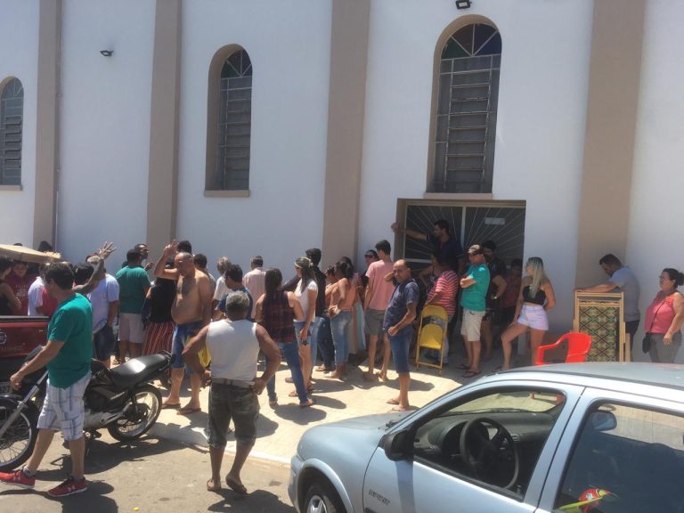 COMERCIANTES FAZEM FILAS NA IGREJA DO ROSÁRIO EM BUSCA DE ESPAÇOS PARA AS BARRAQUINHAS