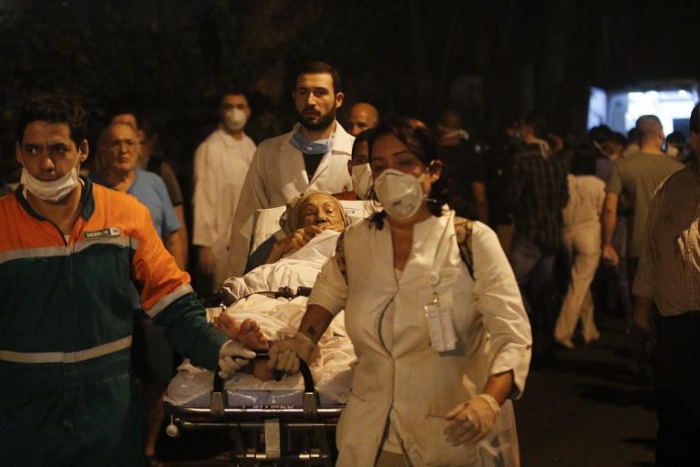 CURTO-CIRCUITO EM GERADOR PODE TER PROVOCADO INCÊNDIO EM HOSPITAL DO RIO DE JANEIRO; AO MENOS UMA PESSOA MORREU E PACIENTES TIVERAM QUE SER RETIRADOS ÀS PRESAS