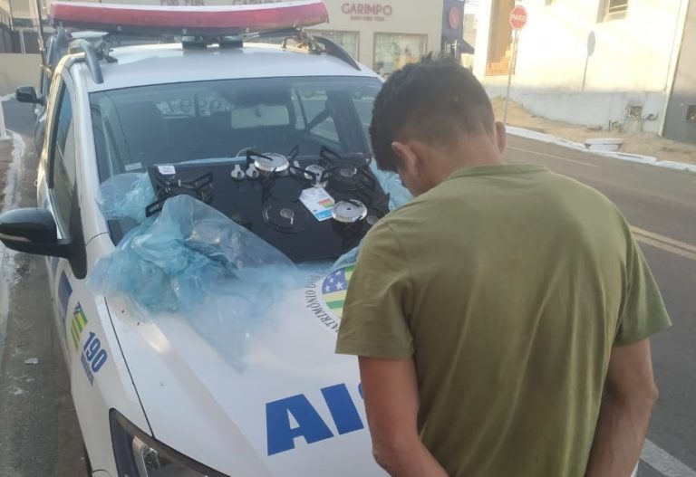 EM CATALÃO, JOVEM É FLAGRADO PELA PM DE CATALÃO CARREGANDO FOGÃO COOKTOP FURTADO NAS COSTAS; “É MEU, VOU VENDER PARA COMPRAR DROGAS”, TERIA RELATADO O SUSPEITO AOS POLICIAIS