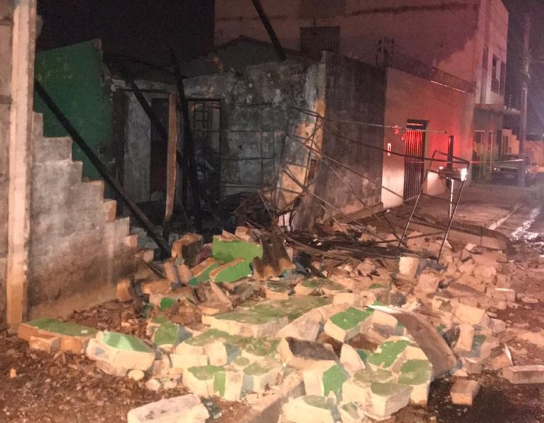 EM CATALÃO, OFICINA MECÂNICA É DESTRUÍDA POR INCÊNDIO; POR MUITO POUCO CASA AO LADO NÃO PEGOU FOGO