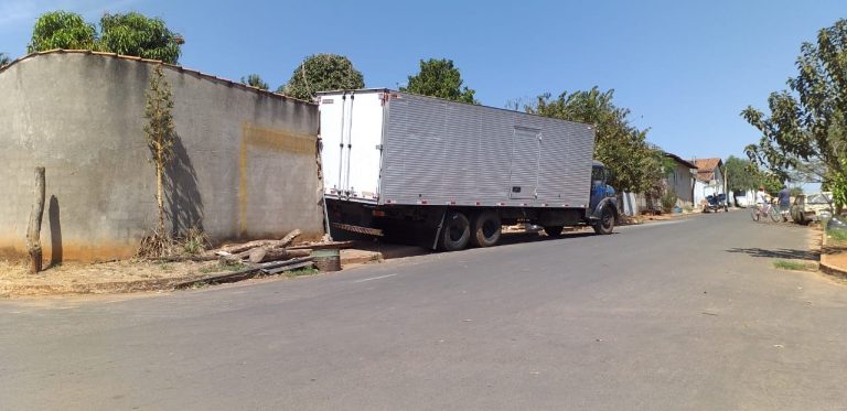 EM TRÊS RANCHOS, CAMINHÃO QUE ESTAVA PARADO EM PÁTIO DE LAVA-JATO DESCE DESGOVERNADO E ATINGE MURO DE RESIDÊNCIA