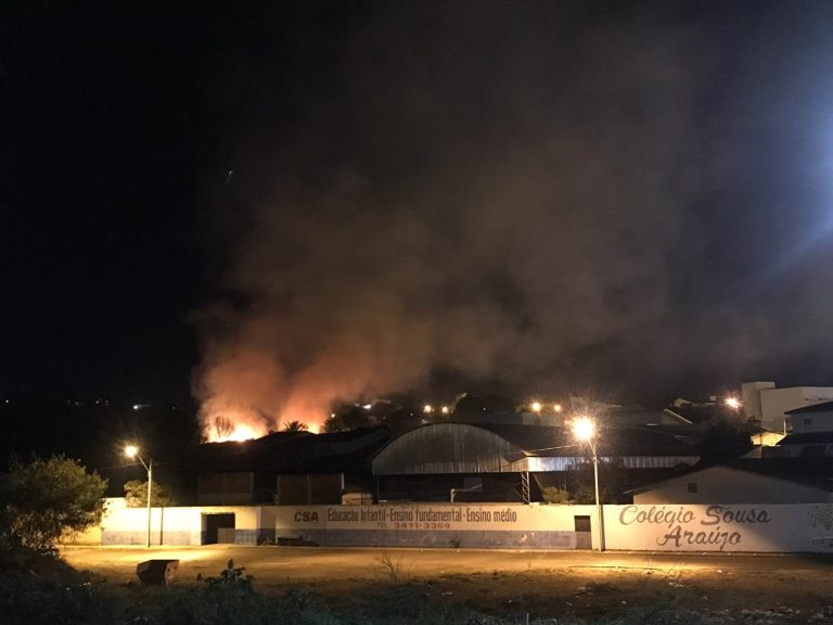 FOGO NA VEGETAÇÃO DO PASTO DO PEDRINHO; BOMBEIROS FORAM ACIONADOS QUATRO VEZES EM UM INTERVALO DE 8 HORAS