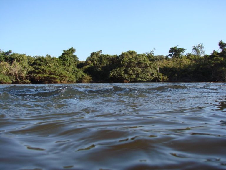 HOMEM DE 36 ANOS DE IDADE MORRE AFOGADO NO RIO VERÍSSIMO; SUSPEITA É QUE VÍTIMA TERIA CAÍDO DE CAIAQUE
