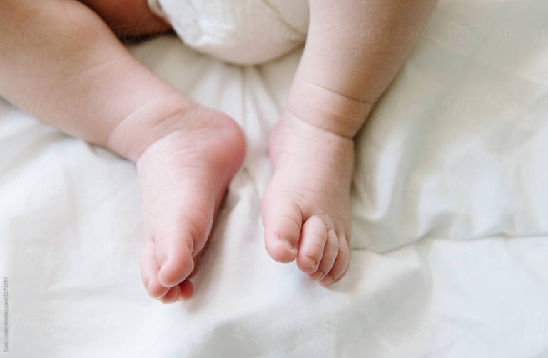 MULHER DE 31 ANOS DE IDADE FOI PRESA EM CATALÃO POR ABANDONO DE INCAPAZ; POLÍCIA AFIRMA QUE MÃE ESTARIA HÁ 5 DIAS FAZENDO USO DE DROGAS COM SUA FILHA DE 5 MESES