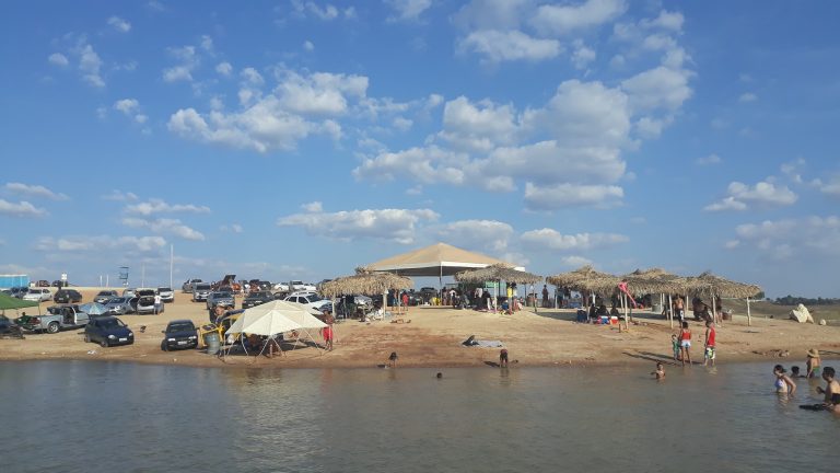 NA FUGA DO CALORÃO, CENTENAS DE PESSOAS BUSCAM SE REFRESCAR NA PRAINHA E NO LAGO AZUL DE TRÊS RANCHOS