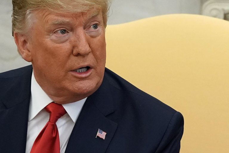 PRESIDENTE DOS ESTADOS UNIDOS, DONALD TRUMP, SOFRE PROCESSO IMPEACHMENT