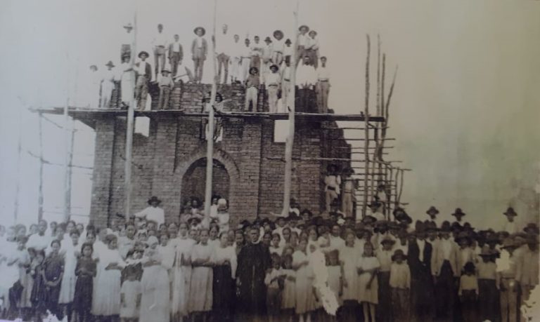 CATALÃO NAS LEMBRANÇAS: VEJA NO BLOG DO BADIINHO COMO SURGIU A FESTA EM LOUVOR A NOSSA SENHORA DO ROSÁRIO E COMO FOI CONSTRUÍDA A IGREJA
