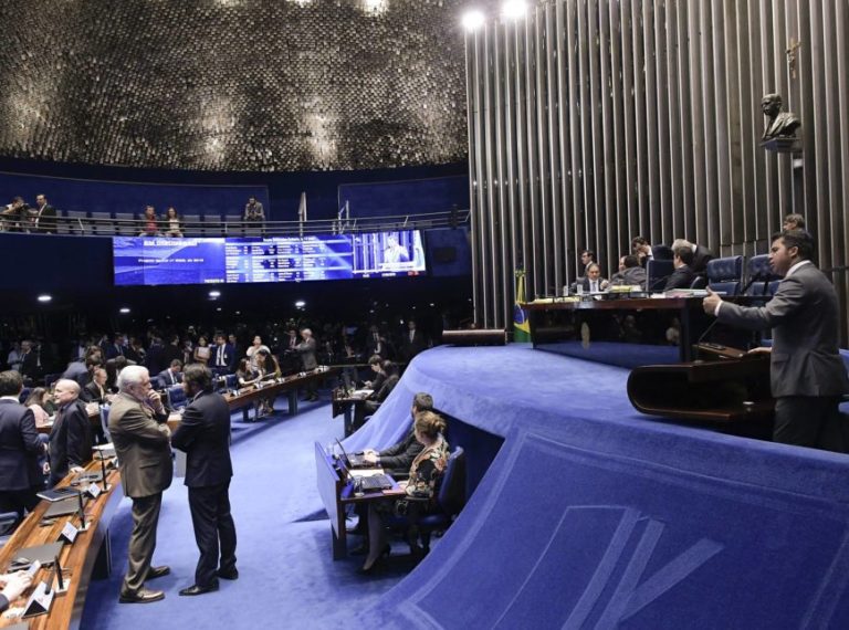 SENADO DESISTE DE REFORMA RADICAL E APROVA APENAS FUNDO ELEITORAL