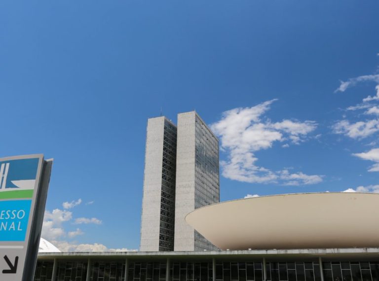 SENADO VOTA PROJETO QUE PERMITE AUMENTO DO FUNDÃO E RECRIA PROPAGANDA ELEITORAL