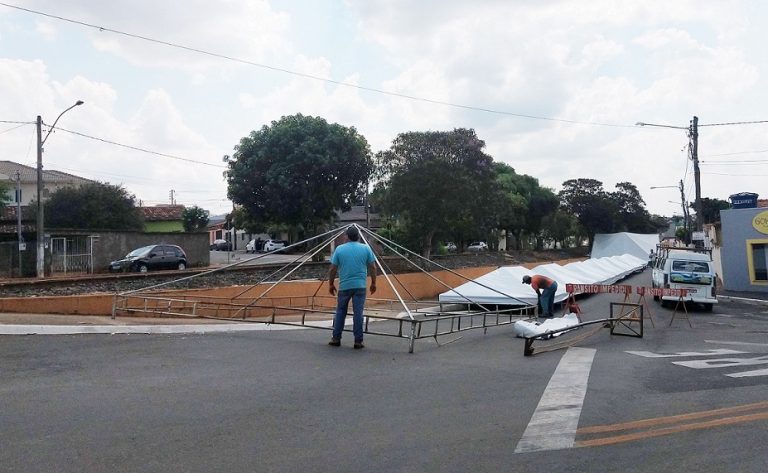 TENDAS PARAS AS BARRAQUINHAS DA FESTA DO ROSÁRIO COMEÇAM A SEREM MONTADAS