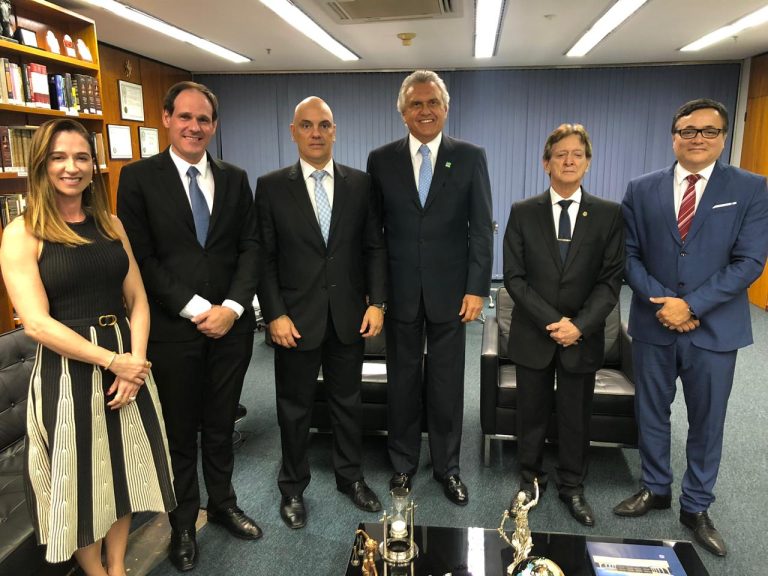 APÓS REUNIÃO COM MINISTRO DO STF, CAIADO SUGERE REDUÇÃO DE SALÁRIO E CARGA HORÁRIA DE SERVIDORES