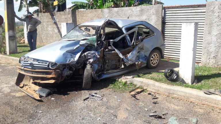 EM TRÊS RANCHOS, COLISÃO ENTRE CARRO DE PASSEIO E CAMINHONETE DEIXA MULHER FERIDA E EM ESTADO GRAVE