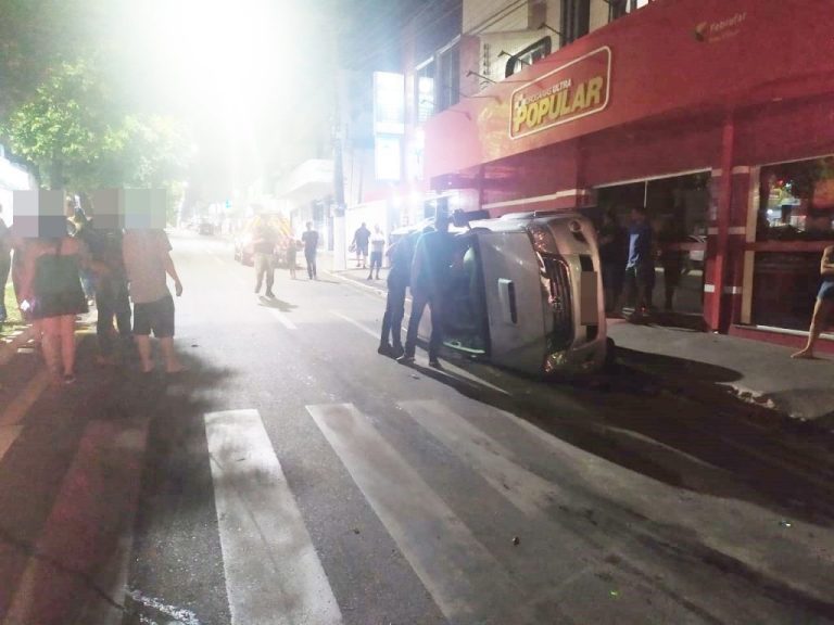 ACIDENTES MARCAM O FINAL DE SEMANA EM CATALÃO E REGIÃO; CAMINHONETE TOMBA NA JOSÉ MARCELINO APÓS COLISÃO E MULHER FICA FERIDA EM COLISÃO ENTRE CATALÃO/OUVIDOR