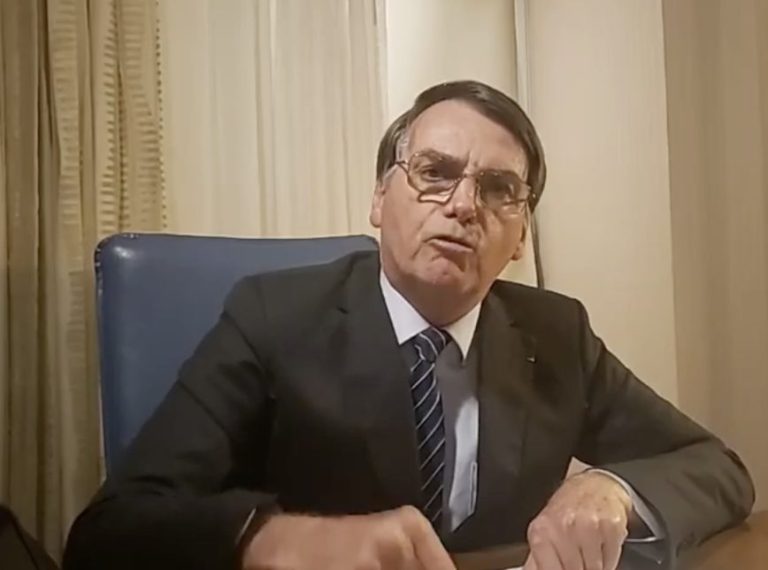 “CANALHAS E PATIFES”, DISPAROU BOLSONARO AS ORGANIZAÇÕES GLOBO APÓS MATÉRIA DO JN NESTA TERÇA-FEIRA (30/10); GLOBO EMITIU NOTA APÓS ÀS DECLARAÇÕES DO PRESIDENTE