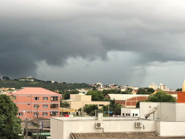 DEPOIS DE DIAS DE INTENSO CALOR, CHUVA VOLTA A CAIR EM CATALÃO E DEVE PERMANECER ATÉ O FINAL DE SEMANA; INMET ALERTA PARA OCORRÊNCIAS DE DESCARGAS ELÉTRICAS
