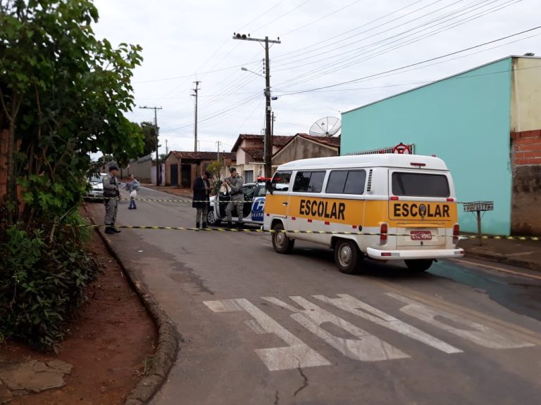 EX-PM FOI MORTO A TIROS EM CATALÃO NA MANHÃ DESTA SEXTA-FEIRA; HOMEM DE 58 ANOS DIRIGIA UMA KOMBI ESCOLAR NO MOMENTO DO CRIME