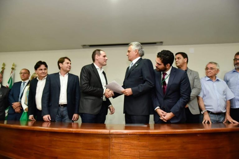 CAIADO ENTREGA PEC D PREVIDÊNCIA À ASSEMBLEIA LEGISLATIVA E GARANTE: “ASSUMO 100% A RESPONSABILIDADE”